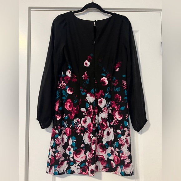 White and Black floral print dress with sheer sleeves, size 2 - Picture 3 of 4